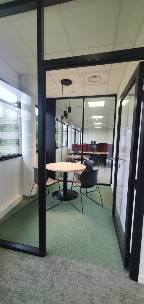 Espace de rencontre
Moquette vert, suspension, cloison modulaire