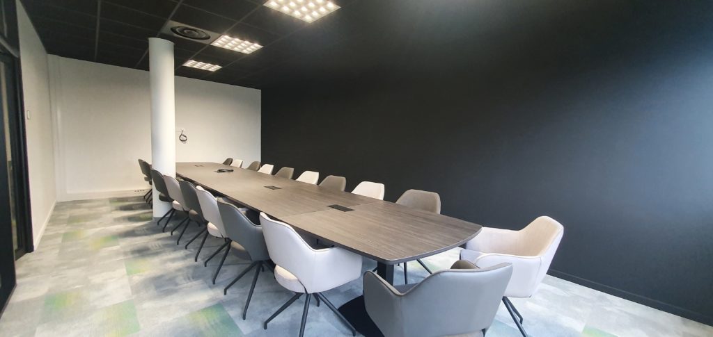 Salle de réunion
Moquette décorative avec touche de couleur
Mur noir